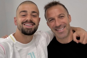 世界杯直播-热格罗瓦社媒晒体检时与皮耶罗合影：传奇！很高兴能够见到你