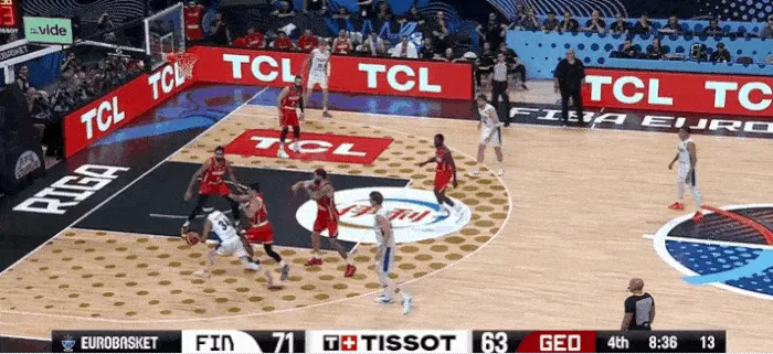 世界杯直播-稳住局势！马尔卡宁径直杀入禁区，完成双手滑翔暴扣