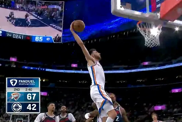 赛事赛程-狂轰乱炸！霍姆格伦单臂滑翔劈扣，雷霆轰12-0领先快船25分